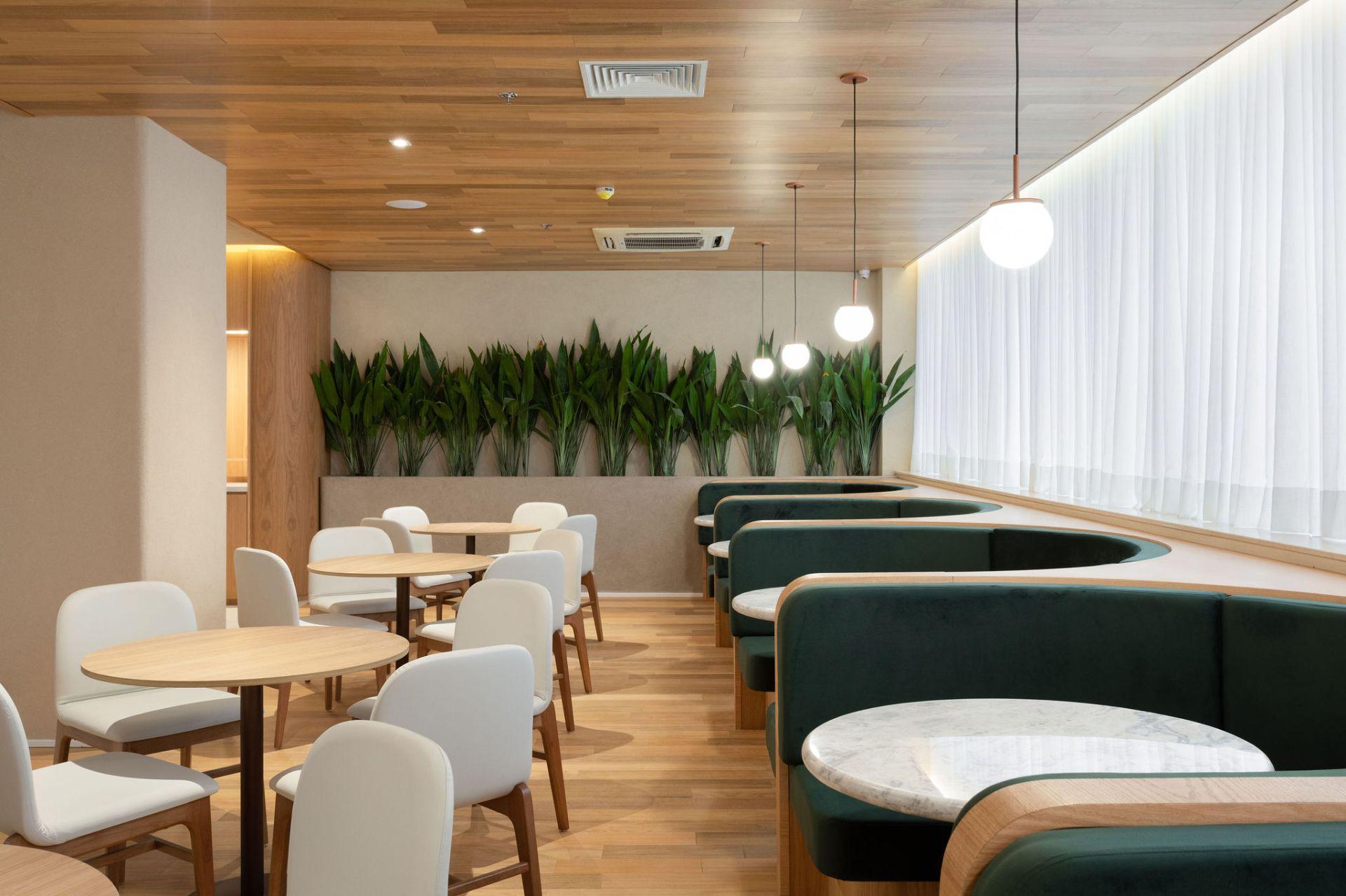Qoya Hotel Curitiba, Curio Collection By Hilton Luaran gambar The interior of the lounge
