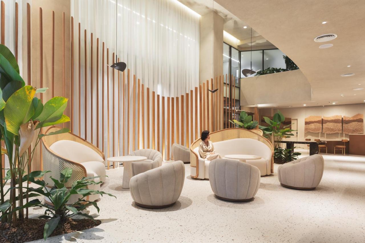 Qoya Hotel Curitiba, Curio Collection By Hilton Luaran gambar The interior of the lounge