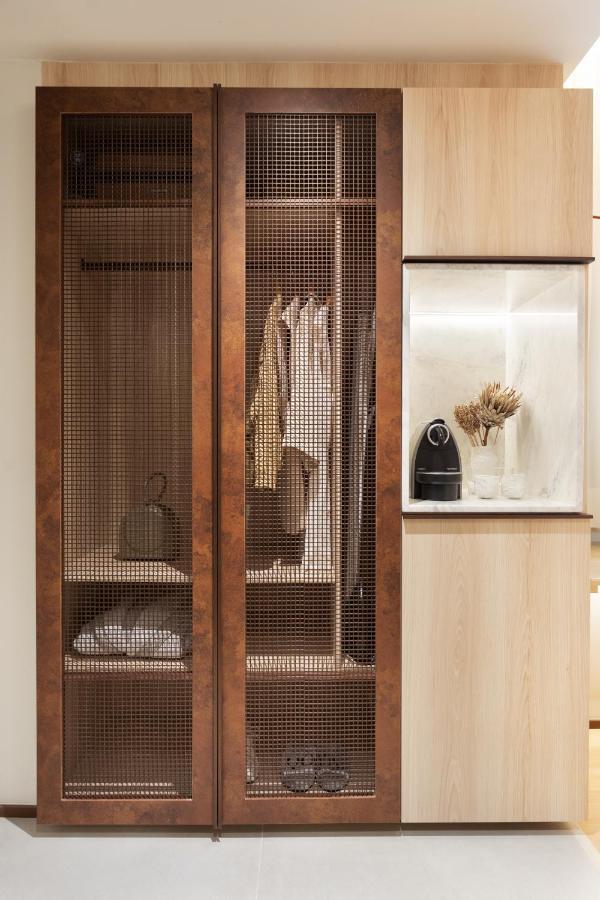 Qoya Hotel Curitiba, Curio Collection By Hilton Luaran gambar A wardrobe