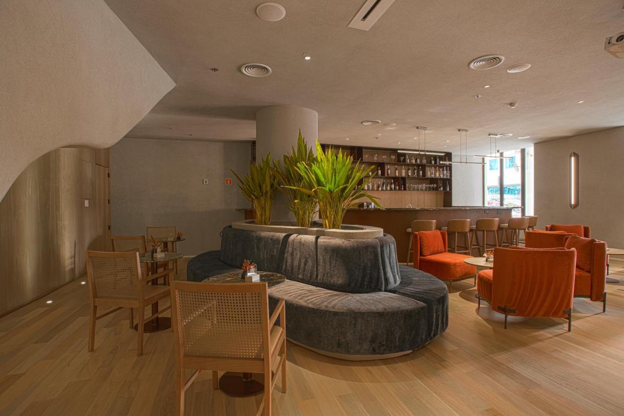 Qoya Hotel Curitiba, Curio Collection By Hilton Luaran gambar The lounge at the airport