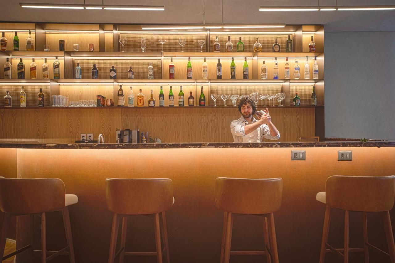 Qoya Hotel Curitiba, Curio Collection By Hilton Luaran gambar The bar at the lounge