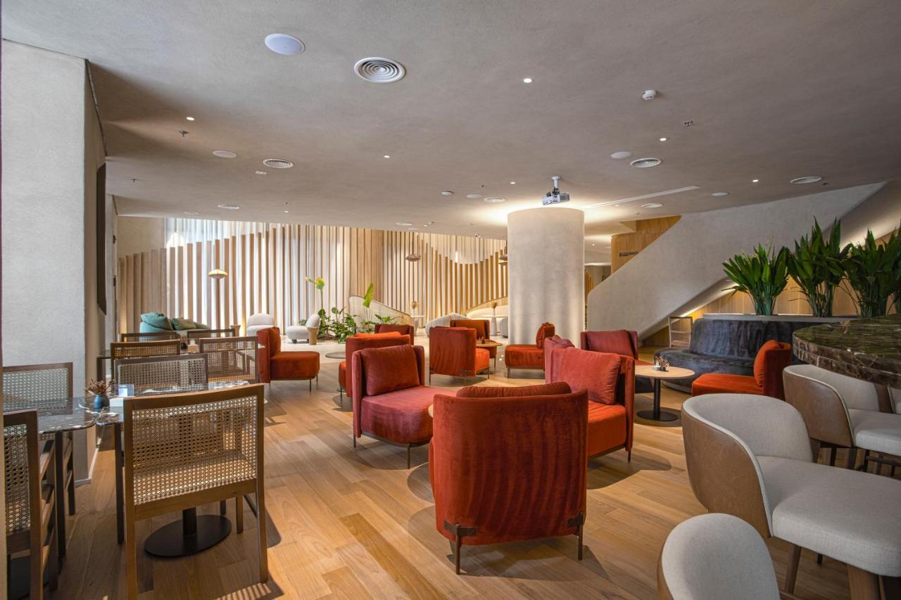 Qoya Hotel Curitiba, Curio Collection By Hilton Luaran gambar The lounge at London Heathrow Airport