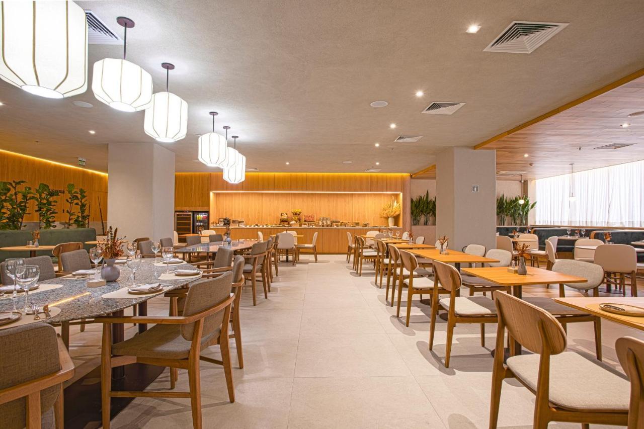 Qoya Hotel Curitiba, Curio Collection By Hilton Luaran gambar The interior of the restaurant