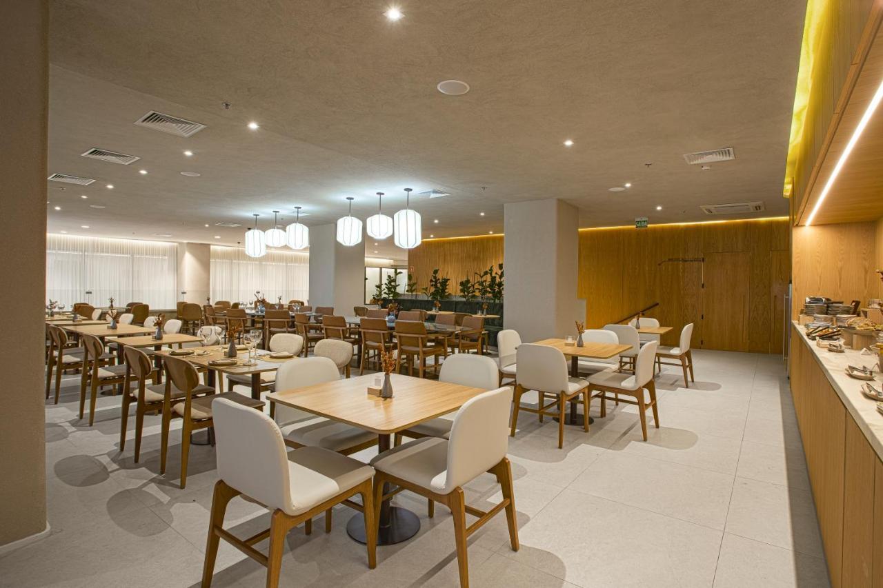 Qoya Hotel Curitiba, Curio Collection By Hilton Luaran gambar The lounge at the airport.