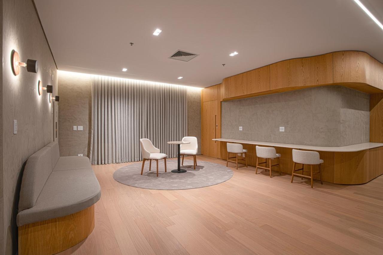 Qoya Hotel Curitiba, Curio Collection By Hilton Luaran gambar The lounge at the airport