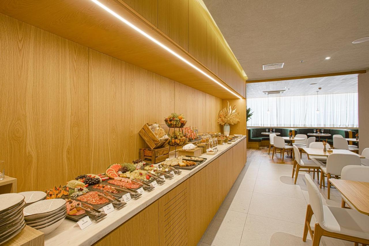 Qoya Hotel Curitiba, Curio Collection By Hilton Luaran gambar The lounge at the airport