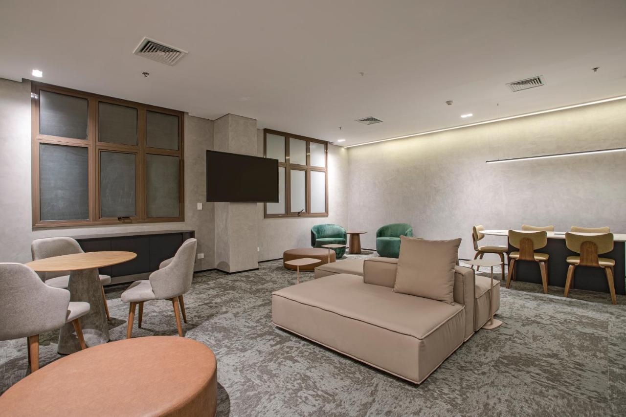 Qoya Hotel Curitiba, Curio Collection By Hilton Luaran gambar The lounge at the airport