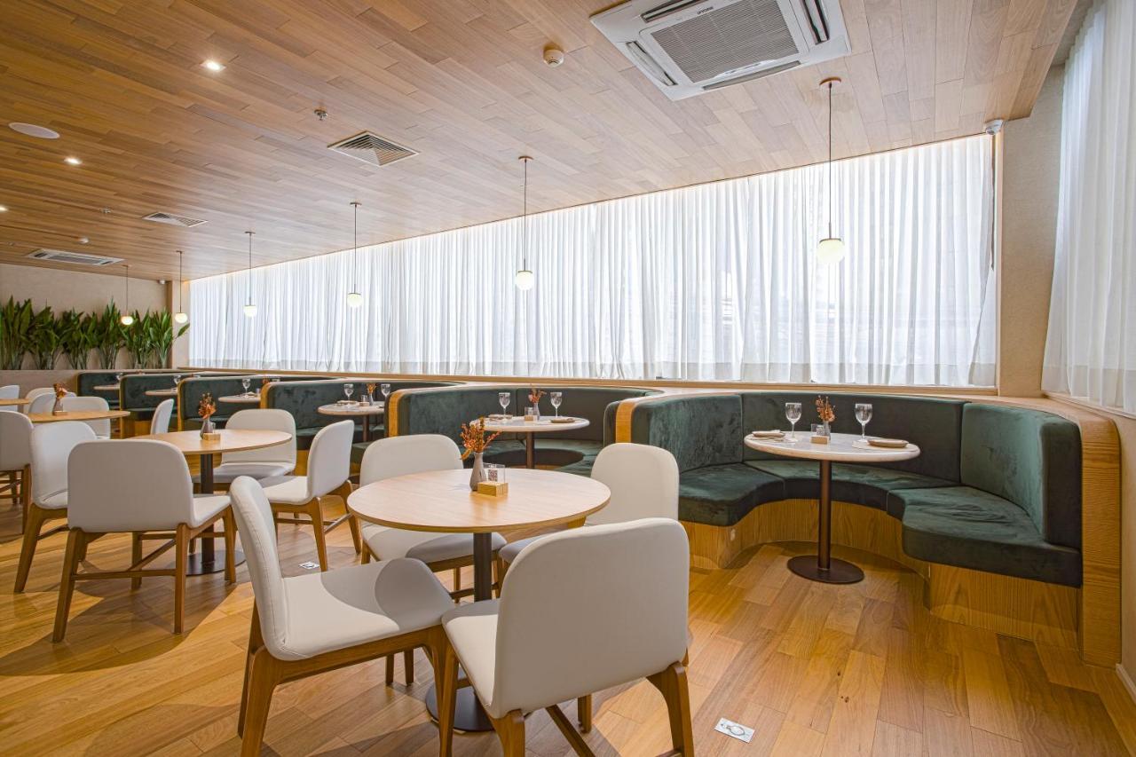 Qoya Hotel Curitiba, Curio Collection By Hilton Luaran gambar The interior of the restaurant