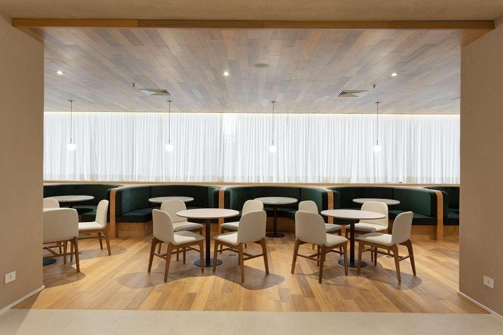 Qoya Hotel Curitiba, Curio Collection By Hilton Restoran gambar The interior of the lounge