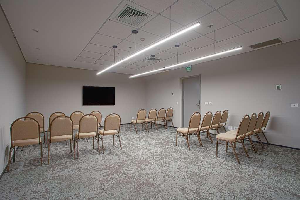 Qoya Hotel Curitiba, Curio Collection By Hilton Kemudahan gambar A meeting room at the hotel