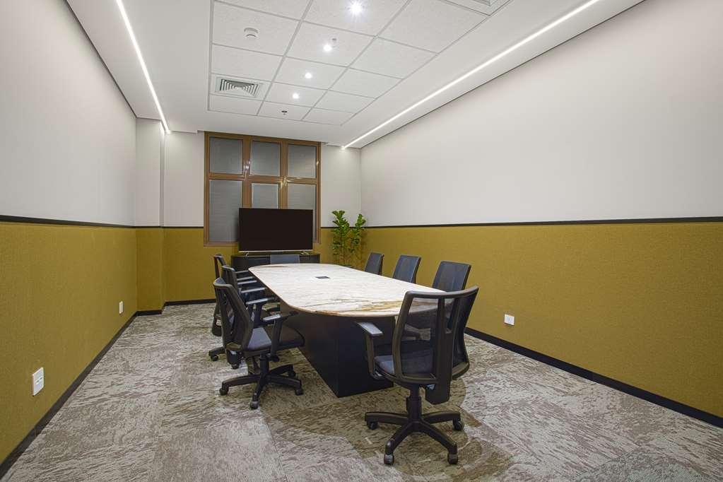 Qoya Hotel Curitiba, Curio Collection By Hilton Kemudahan gambar Meeting room at the office of a law firm in India