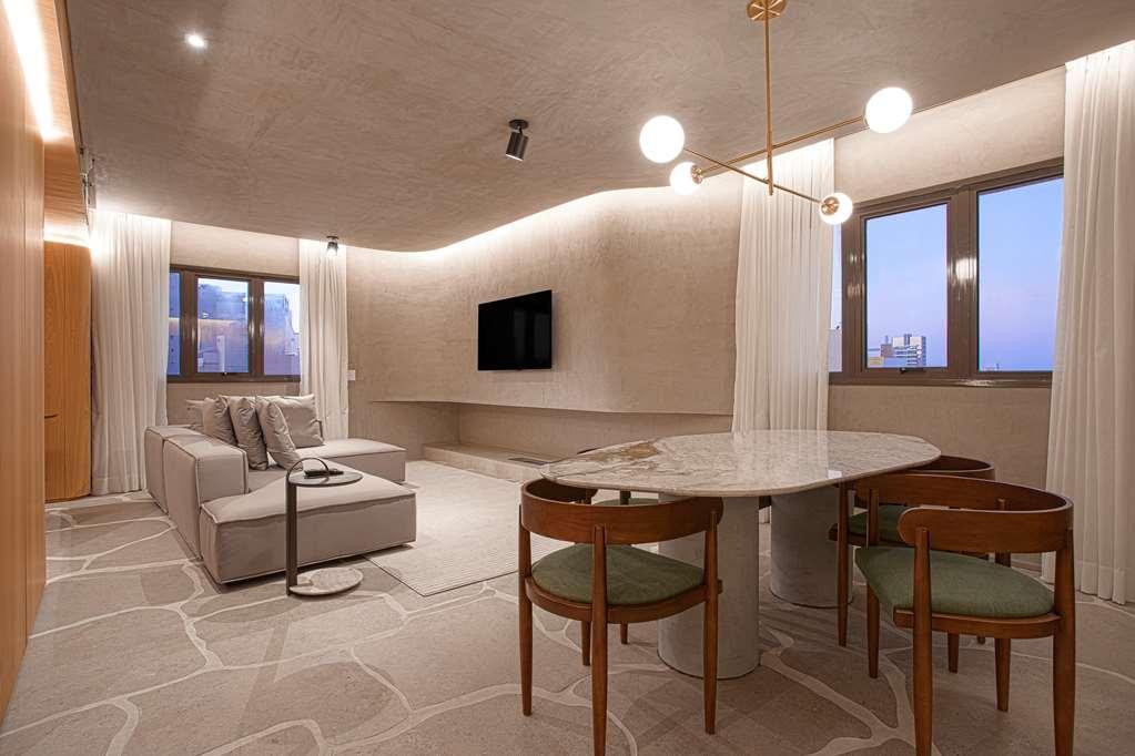 Qoya Hotel Curitiba, Curio Collection By Hilton Bilik gambar The interior of a suite at the hotel