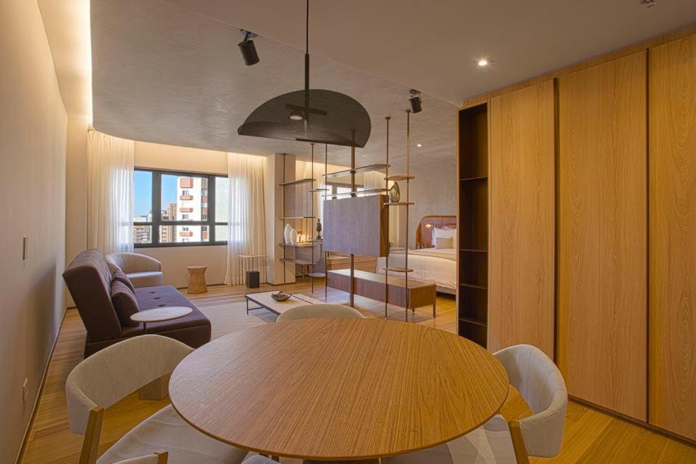 Qoya Hotel Curitiba, Curio Collection By Hilton Luaran gambar A suite at the hotel