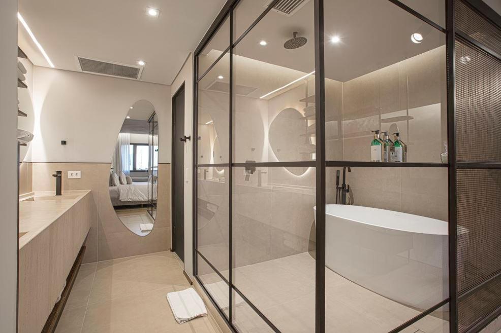 Qoya Hotel Curitiba, Curio Collection By Hilton Luaran gambar Bathroom